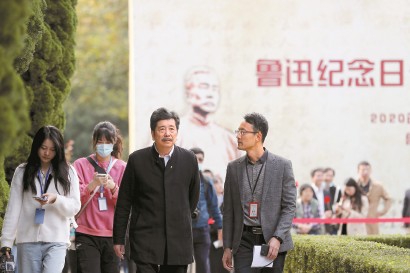 在鲁迅公园内鲁迅墓前举行的“鲁迅纪念日公众纪念活动”中,周令飞、学生及市民群众代表百余人共同缅怀和纪念鲁迅先生。均本报记者 蒋迪雯 摄