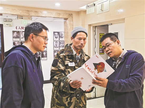 刘诗利与《人民文学》主编徐则臣、副主编陈涛一起阅读刊物。《人民文学》杂志社 供图