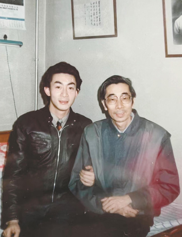 六小龄童回忆文集《良师益友》出版 68位文化名家照亮艺术人生