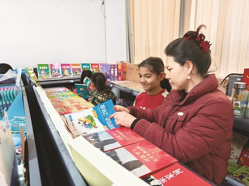 店员买合木提汗·司地克向学生介绍图书