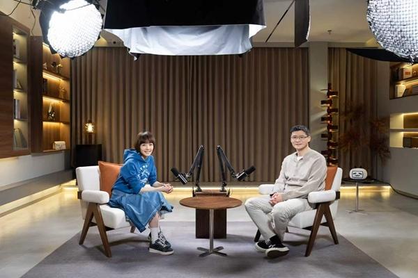 陈鲁豫和中国政法大学教授罗翔在录制视频播客《陈鲁豫·慢谈》。受访者供图