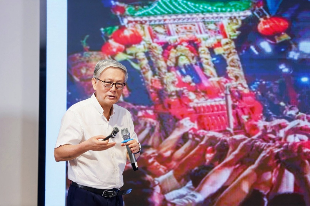 D:\linking\潮汕侨乡\花城文学课\花城文学课第30讲通稿\林伦伦谈侨乡文化与异乡文化的双向奔赴.jpg