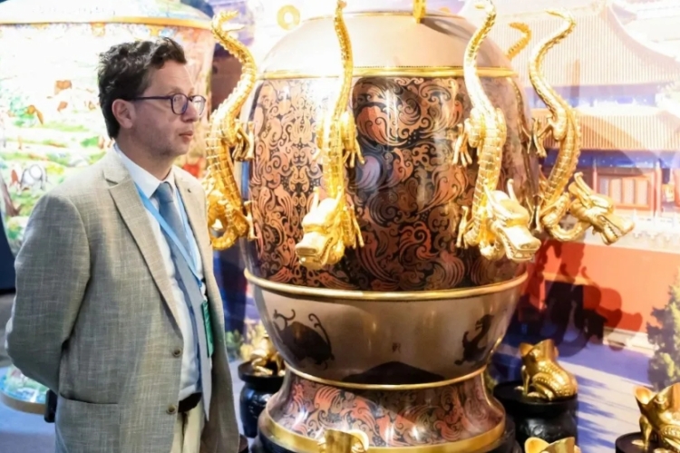 中阿诗人走进北京市珐琅厂和国家大剧院