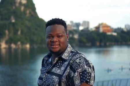 尼日利亚视频博主用地道柳州话 现场教学如何点螺蛳粉