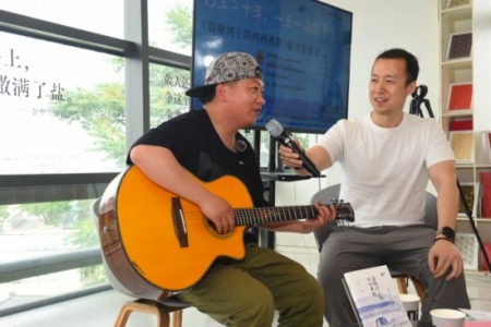 素人诗人小海：打工二十年，像攒钱一样一点一滴攒下诗歌
