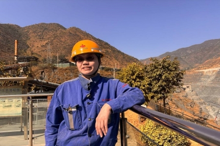 从矿山走出的女诗人：焊枪熄灭，诗意生长