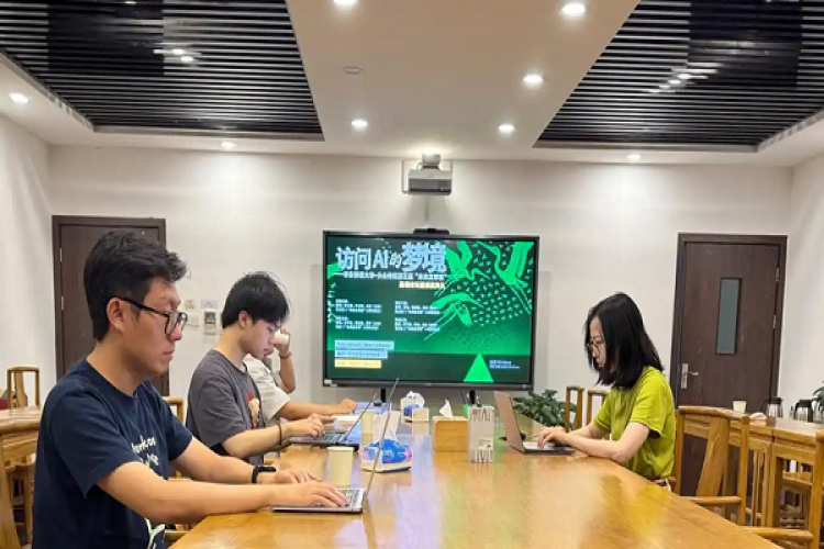 四位青年作家试用AI写微小说