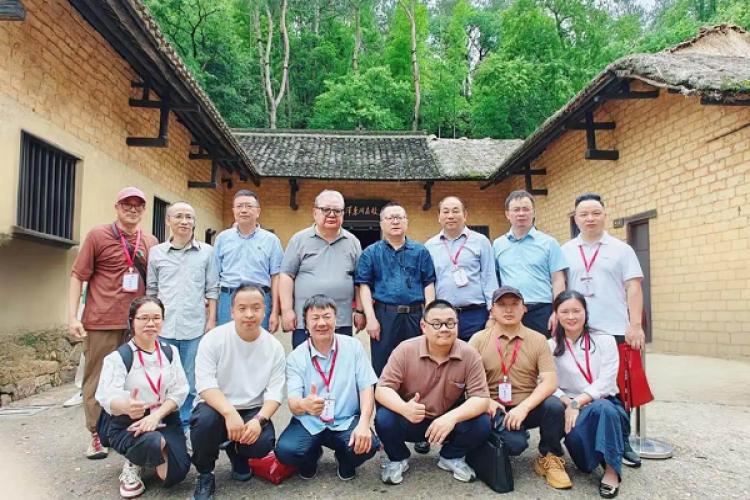 回归本源，用诗句照亮每一个平凡个体