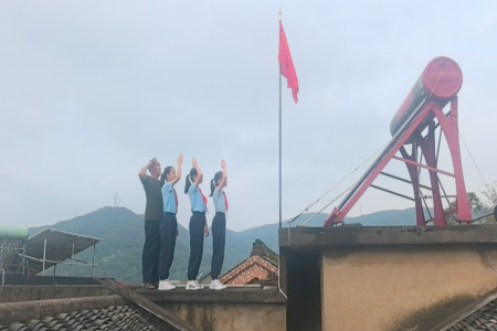 “29年不间断！这间农家小院的屋顶升起国旗