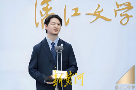 刘楚昕《泥潭》为何8天预售30万册？