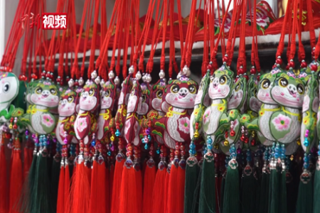 春节临近 非遗“萌蛇”香包火爆“出圈”