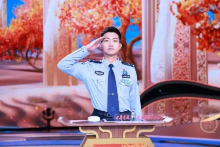 一位移民管理警察的诗意人生