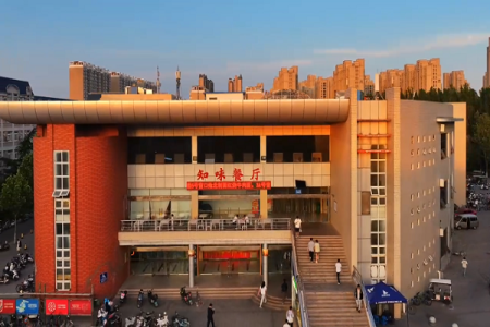 当用环绕镜头打开傍晚的haut
