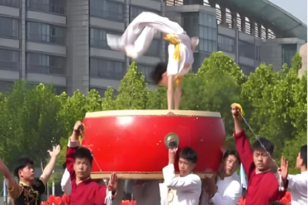 学生表演鼓上十五翻惊艳全场