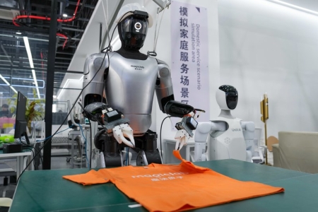 会叠衣、能取货、超聪明 这波记者被机器人“圈粉”