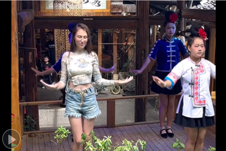 在贵州西江千户苗寨入乡随俗