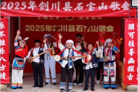 云南大理这个村的男女老少 靠唱歌“圈粉”