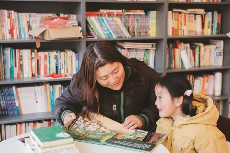 李翠利：在自家超市开书苑 村里人信得过