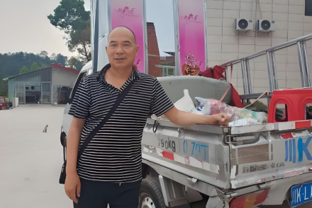 乡道上的“货郎诗人”：周英德的诗意与烟火