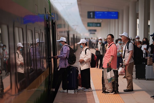 单日旅客发送量半月内4刷纪录 中老铁路老挝段迎来跨境“旅游热”
