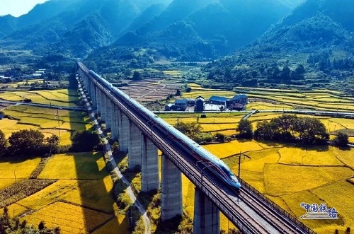 全国铁路年发送旅客首次突破40亿人次