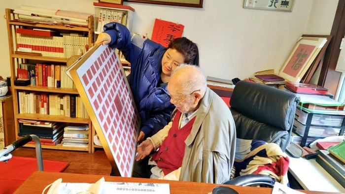 3【2】见证一位记者“与25位作家对话”