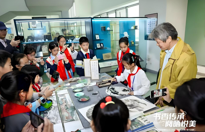 2【2】图书馆化身立体式古籍文化体验馆，这场晒书大会走过春夏秋