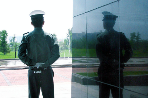 7【3】两个门卫