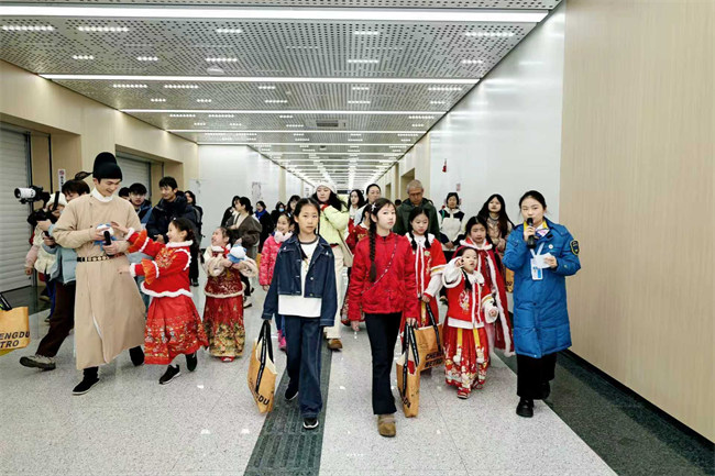 2【4】在地铁站听“诗人”吟诵古诗 2【4】在地铁站听“诗人”吟诵古诗