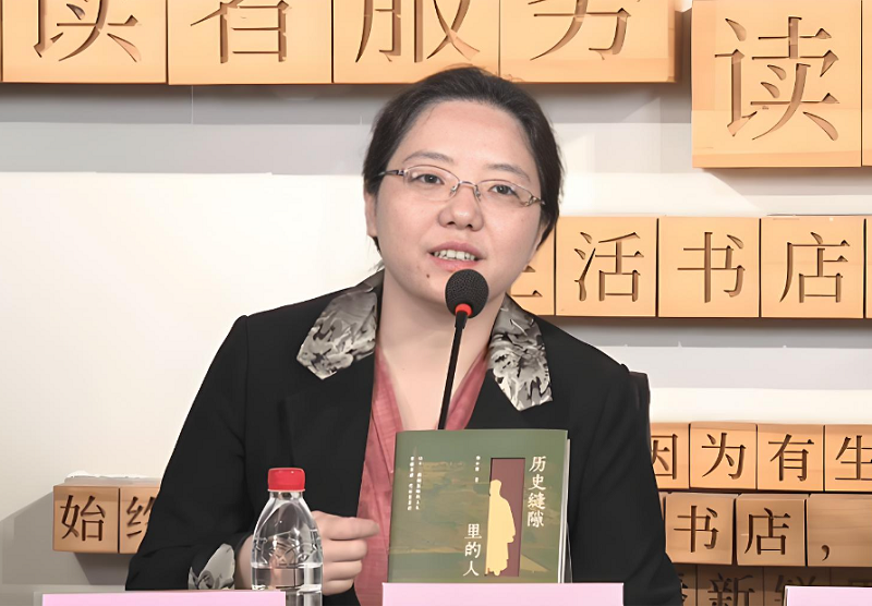 3【2】郑小悠《历史缝隙里的人》为12位清朝基层官吏写传